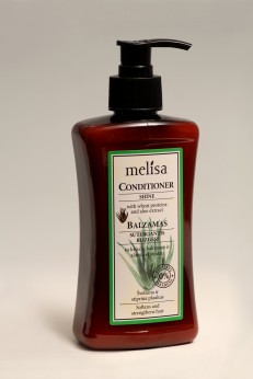 Conditioner with wheat proteins and aloe extract